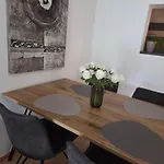 Panda In Der Naehe Von Therme Und Atrio