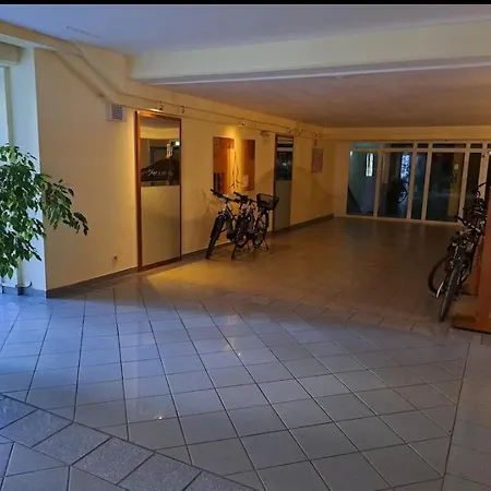 Panda In Der Naehe Von Therme Und Atrio