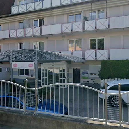 Panda In Der Naehe Von Therme Und Atrio *